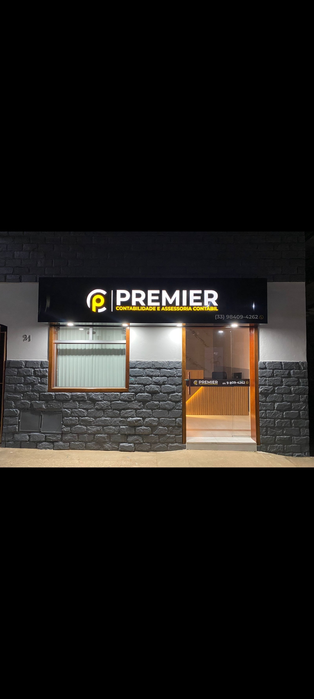 Equipe da Premier Contabilidade reunida no escritório em Inhapim
